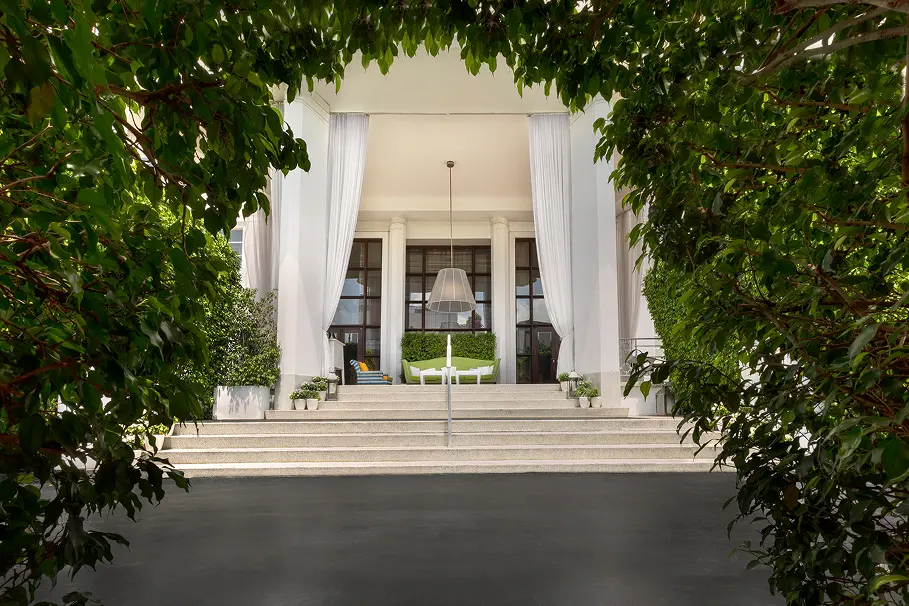 Curated lobby & signature porte-cochère